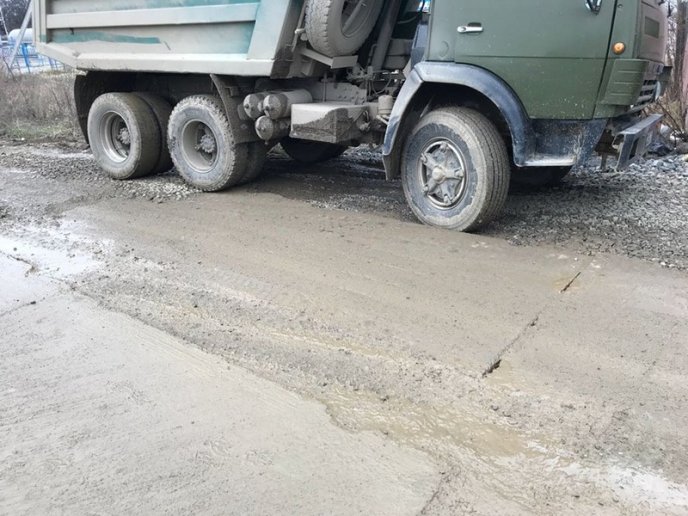 В Ужгороді забудовника оштрафують за те, що вантажівки виїжджали з будівництва із брудними колесами – 07
