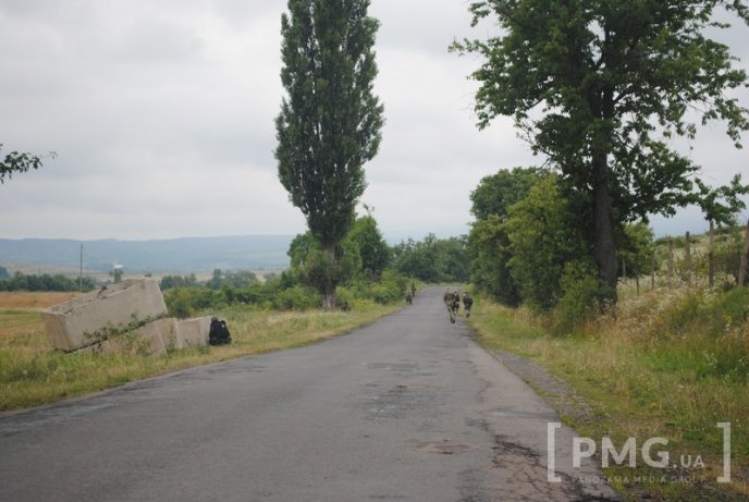 З’явилось фото із села Бобовище, де спецпризначенці оточили бійців "Правого сектору" – 02 З’явилось фото із села Бобовище, де спецпризначенці оточили бійців "Правого сектору" – 02
