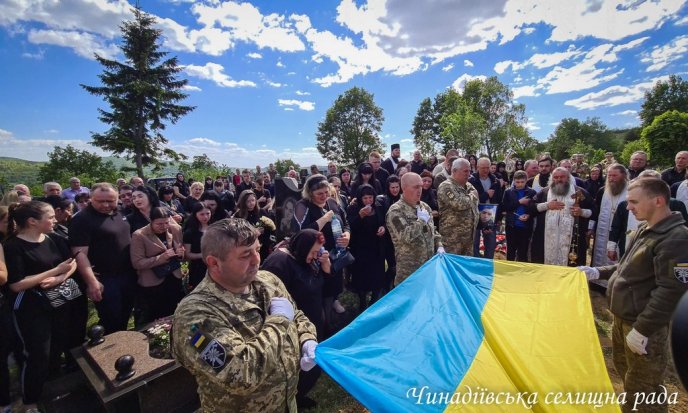 Воїну було лише 20 років: у Чинадієві поховали загиблого на війні Героя Володимира Гавріша – 10 Воїну було лише 20 років: у Чинадієві поховали загиблого на війні Героя Володимира Гавріша – 10