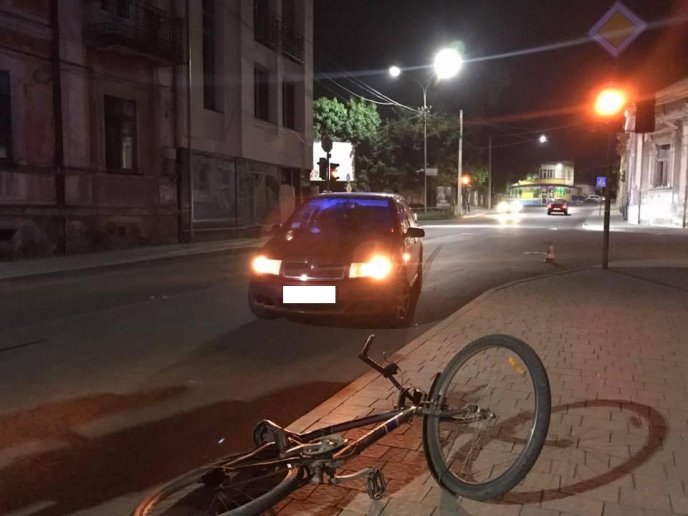 На одному з перехресть Ужгорода іномарка збила велосипедиста: останнього забрала швидка – 01