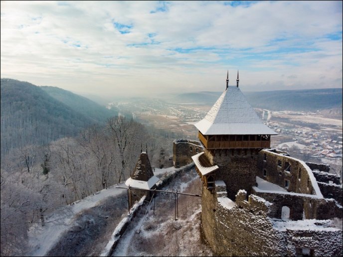 У мережі опублікували казкові фото засніженого Невицького замку – 03