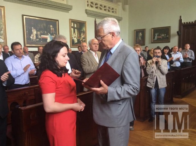 Родинам військових мукачівців, що загинули в зоні АТО, вручили посмертні нагороди їх Героїв (ФОТО) – 04