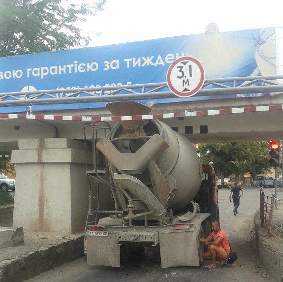 Розмір має значення: в Ужгороді великогабаритна бетономішалка застрягла під мостом – 05