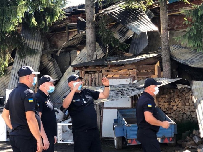 Керівник закарпатських надзвичайників побував на місці масштабної пожежі у Хусті – 02