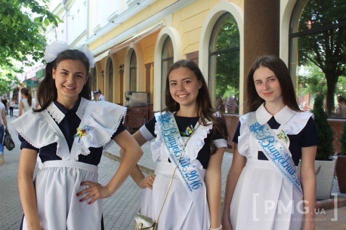 Мукачівські випускники влаштували у центрі міста вокальний батл – 05