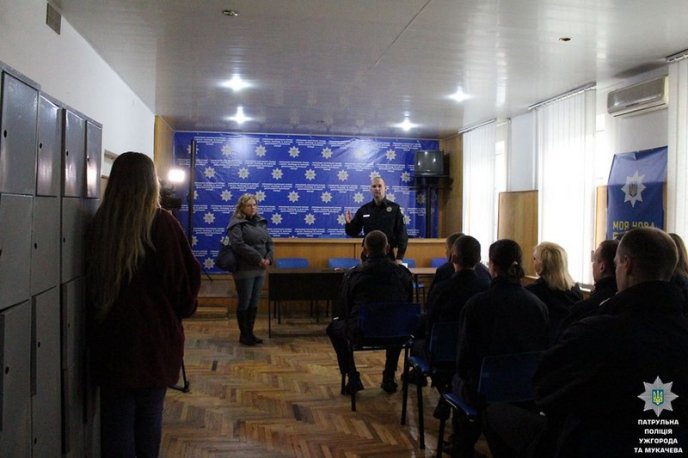 Патрульні нагородили ужгородку, яка не дозволила п’яному водію втекти з місця аварії – 03 Патрульні нагородили ужгородку, яка не дозволила п’яному водію втекти з місця аварії – 03