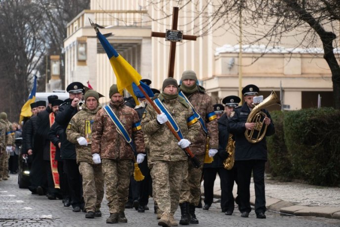 Залишились двоє синів: в Ужгороді поховали військового – 04