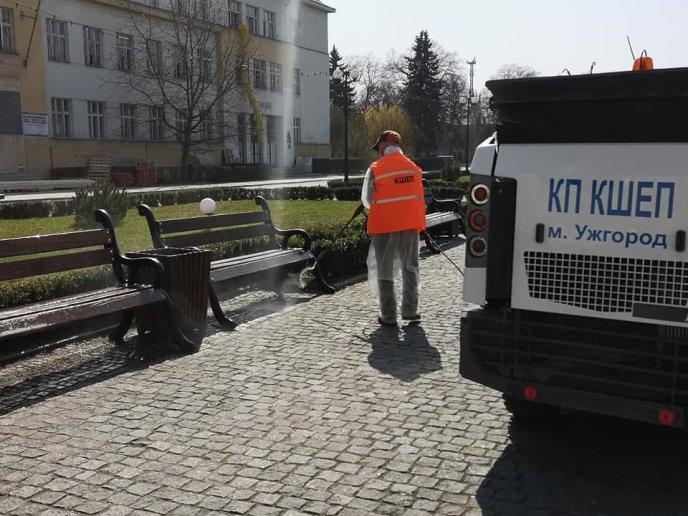В Ужгороді продовжуть дезінфекцію громадських місць – 04
