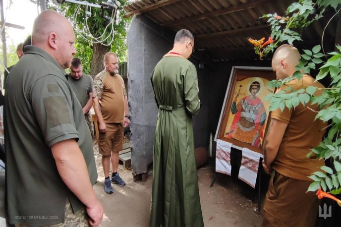Воїни 128 бригади помолились біля ікони, яку спеціально доставили на схід – 01 Воїни 128 бригади помолились біля ікони, яку спеціально доставили на схід – 01