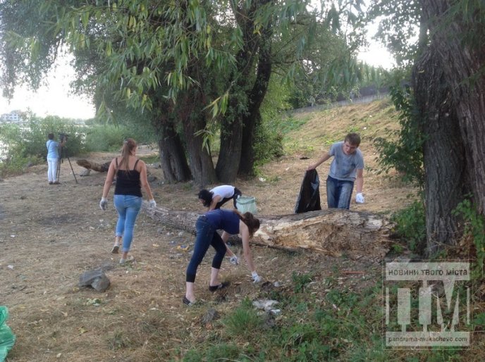 Свідомі мукачівці очищали набережну міста від сміття (ФОТО) – 10 Свідомі мукачівці очищали набережну міста від сміття (ФОТО) – 10