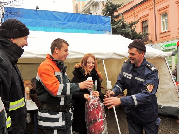 Берегівський рятувальник на пожежній машині освідчився дівчині у коханні – 01