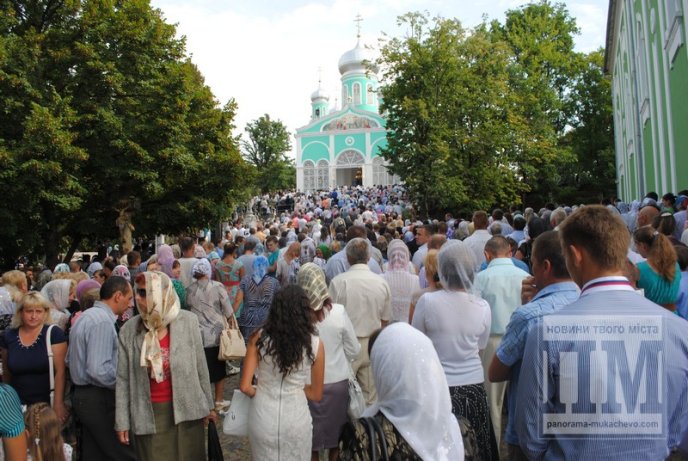 Тисячі вірників прийшли помолитись до мукачівського Свято-Миколаївського жіночого монастиря (ФОТО) – 11 Тисячі вірників прийшли помолитись до мукачівського Свято-Миколаївського жіночого монастиря (ФОТО) – 11