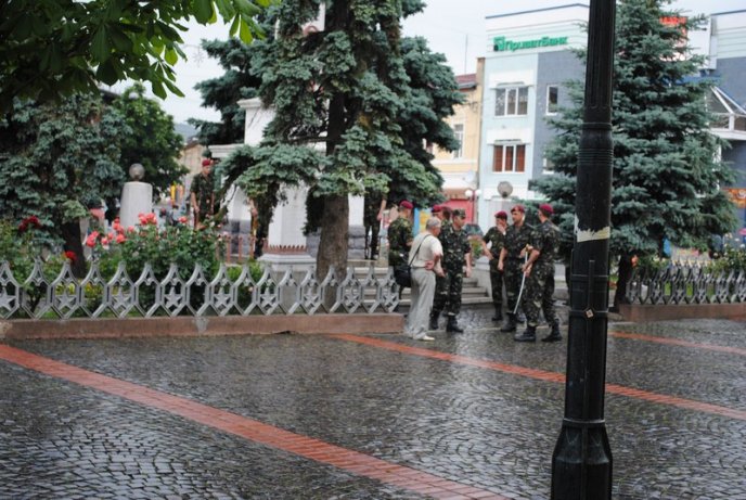 Заради головнокомандувача Збройних Сил України ДАІ перекрило пару вулиць в центрі Мукачева (ФОТО) – 04 Заради головнокомандувача Збройних Сил України ДАІ перекрило пару вулиць в центрі Мукачева (ФОТО) – 04