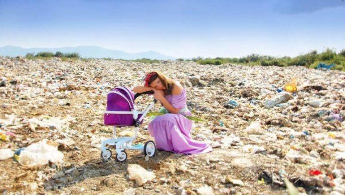 На сміттєзвалищі поблизу Хуста дівчата влаштували фотосесію – 02