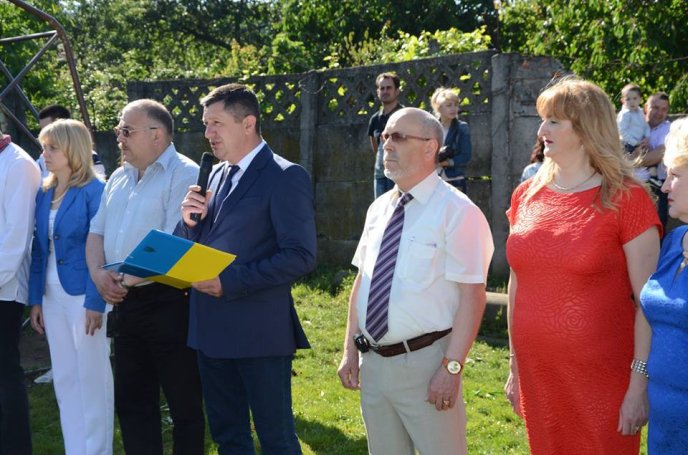 Мукачівська ЗОШ №6 проводжала своїх випускників урочистою лінійкою та подарунками – 02