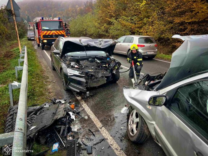 Уламки машин розкидані по дорозі: в області трапилась аварія – 05