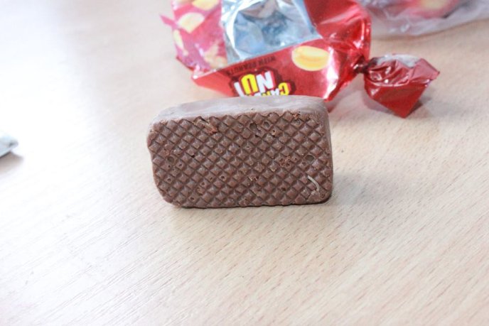 Мукачівка, куштуючи "президентські" цукерки, виявила хробаків – 05