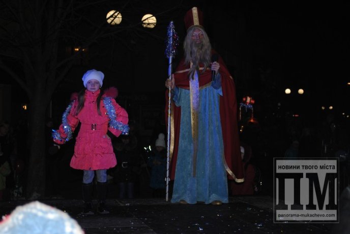 У Мукачеві урочисто запалили святкові вогні головної ялинки міста (ФОТО, ВІДЕО) – 05