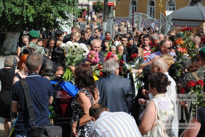 Сльози, квіти та слова подяки – у Мукачеві прощаються із загиблим Вільгельмом Штольцельом (ФОТО) – 04