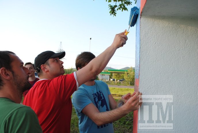 Вказівник Мукачево отримав "обличчя" кольорів державного прапору (ФОТОРЕПОРТАЖ) – 03