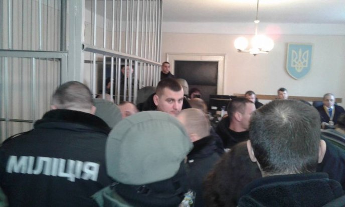 Зал переповнений, суд розпочався... Першим розглядають апеляцію бійця із позивним "Цвік" – 04