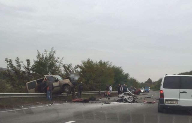 Жахлива ДТП: одне авто розірвало навпіл, інше – зависло на відбійнику – 01