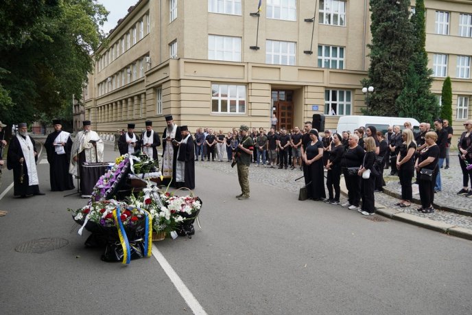 Поховали військового, який отримав важке поранення на фронті – 02