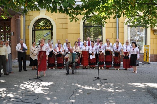 День Незалежності в Мукачеві відзначають під народні пісні та молитву за Україну (ФОТО) – 01