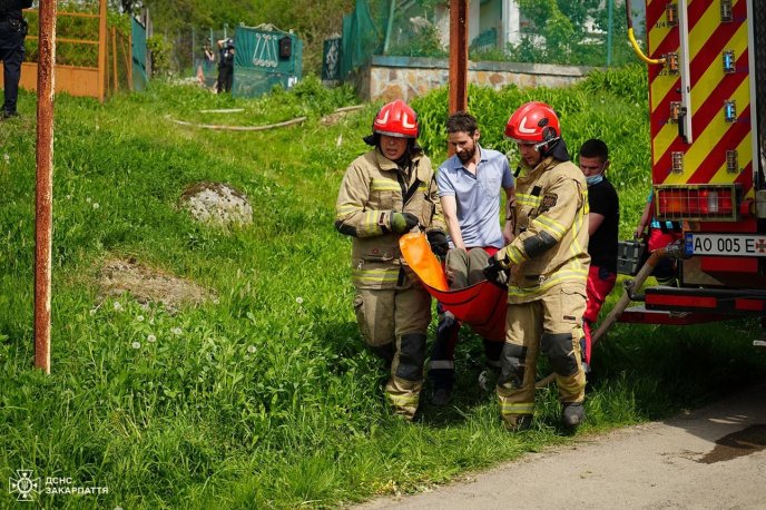 Двоє постраждалих перебувають у лікарні: в Ужгороді спалахнула пожежа – 02