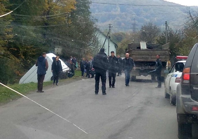 На Тячівщині мікроавтобус злетів у кювет – 01