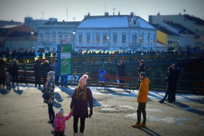 В Ужгороді береги Ужа з’єднали стометровим прапором – 09