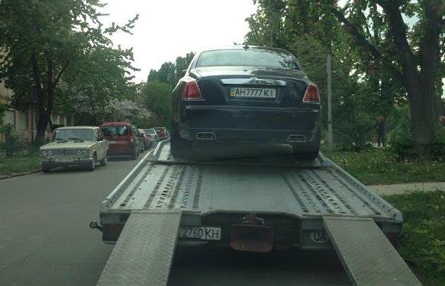 В Ужгороді евакуювали "Ролс Ройс" з донецькими номерами – 01