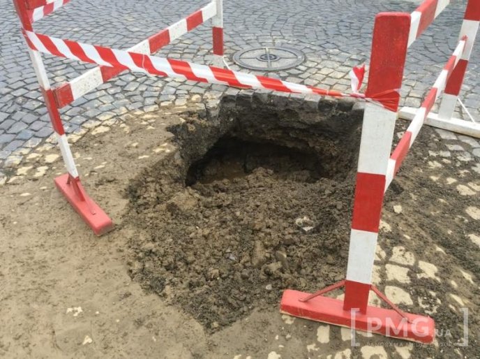 У Мукачеві посеред дороги утворилось провалля завглибшки понад метр – 05
