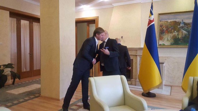 Геннадій Москаль нагородив нардепа від Закарпаття почесною відзнакою – 02 Геннадій Москаль нагородив нардепа від Закарпаття почесною відзнакою – 02