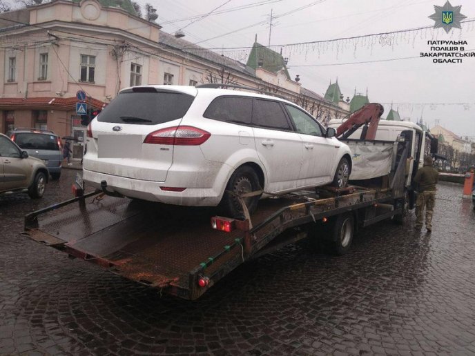 Як у Мукачеві вчора евакуйовували машини – 03