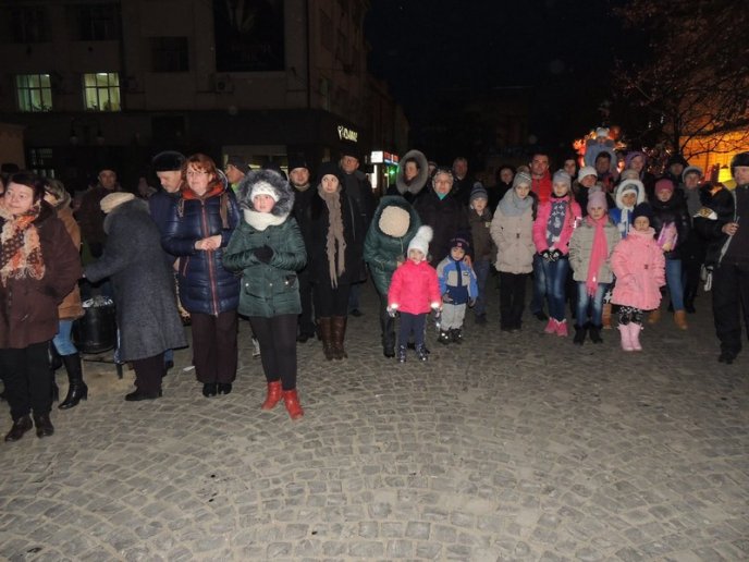 У Берегові урочисто засяяла новорічна ялинка та відкрилась ковзанка – 11