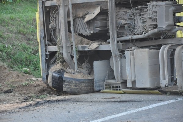 На Тернопільщині перекинулася вантажівка із Закарпаття: постраждав водій – 03