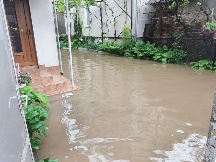 Наслідки зливи у Хусті шокували закарпатців – 02