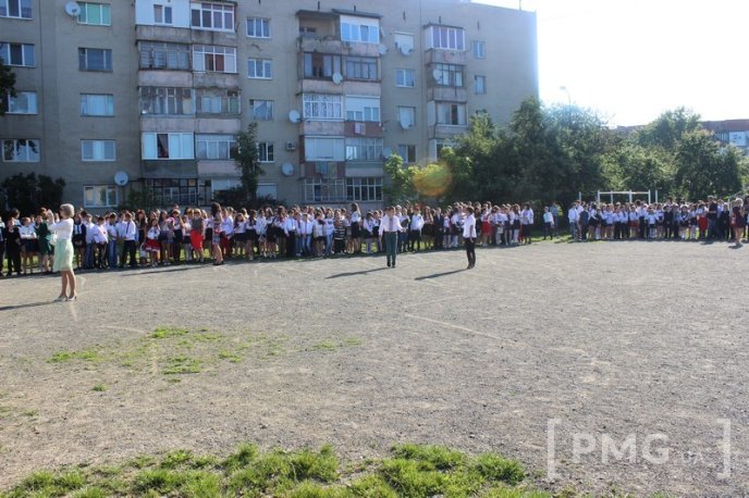 У Мукачівській ЗОШ №11 урочисто відзначили свято останнього дзвоника – 03 У Мукачівській ЗОШ №11 урочисто відзначили свято останнього дзвоника – 03