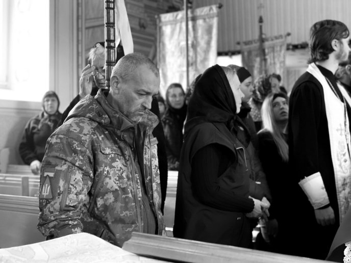 Мукачівщина попрощалася з Героєм, який повернувся із заробітків, щоб захищати Україну – 09