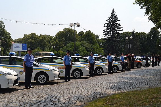 Закарпатські міліціонери вишикувались на центральних площах міст області – 03