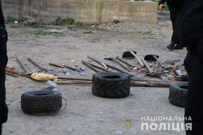 Спецоперація у Берегові: силовики вилучили холодну зброю та заготовки для "коктейлів Молотова" – 08