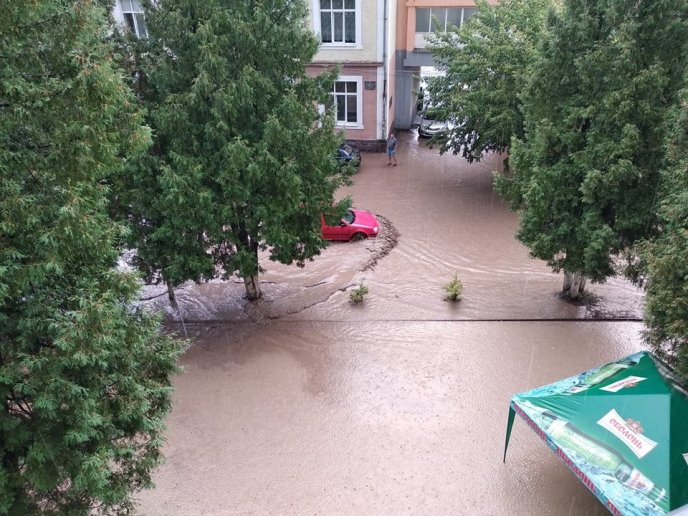 Страшна злива перетворила вулиці закарпатського міста на ріки – 05