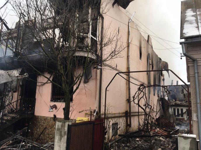 Вогнеборці приборкують пожежу в магазині будматеріалів на Тячівщині – 03 Вогнеборці приборкують пожежу в магазині будматеріалів на Тячівщині – 03