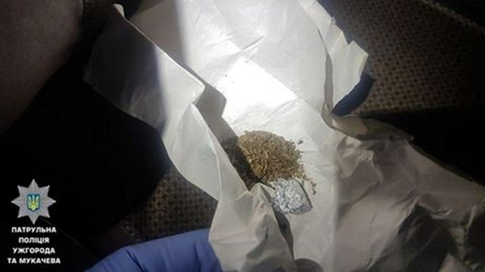 У чоловіка в машині знайшли марихуану, ЛСД та наркотичні гриби – 03