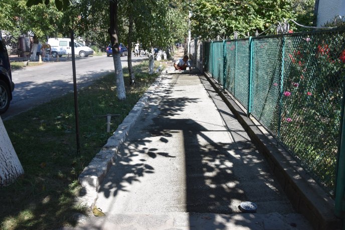 В Іршаві ремонтують тротуар, що веде до міського ринку – 03 В Іршаві ремонтують тротуар, що веде до міського ринку – 03