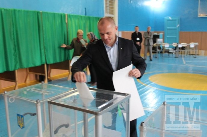 Кандидат від "Партії регіонів" Вячеслав Шутко проголосував на дільниці у ЗОШ №4 (ФОТО) – 09 Кандидат від "Партії регіонів" Вячеслав Шутко проголосував на дільниці у ЗОШ №4 (ФОТО) – 09