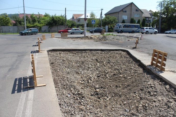 У Мукачеві облаштовують нове перехрестя – 02