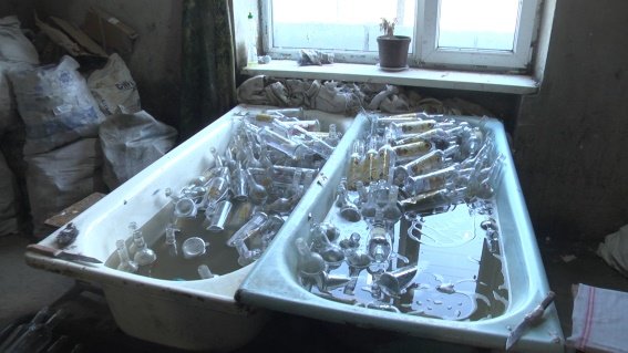 На Закарпатті у повній антисанітарії підробляли коньяк. Масштаби вражають – 02