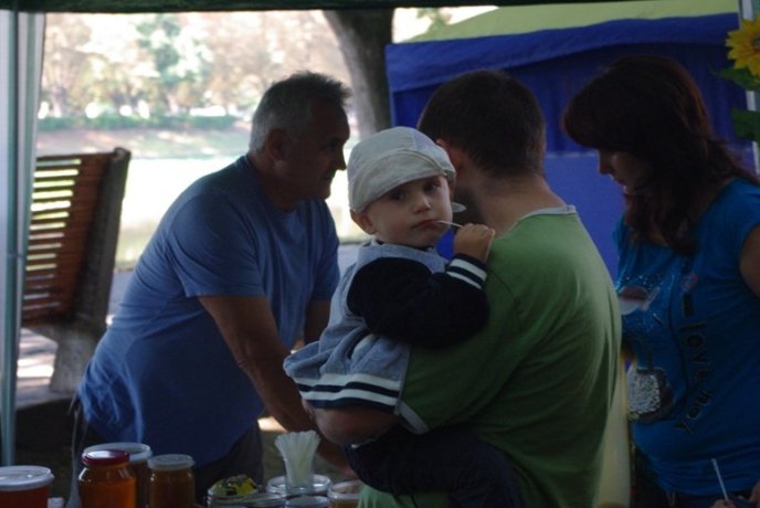 В Ужгороді ласують солодким продуктом на "Медовому Спасі" (ФОТОРЕПОРТАЖ) – 05